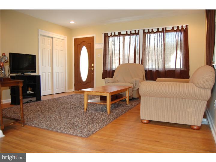 1122 Wynnbrook Road Secane, PA 19018 - Photo 3 of 19 Living Room