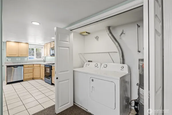 a view of kitchen with washer and dryer