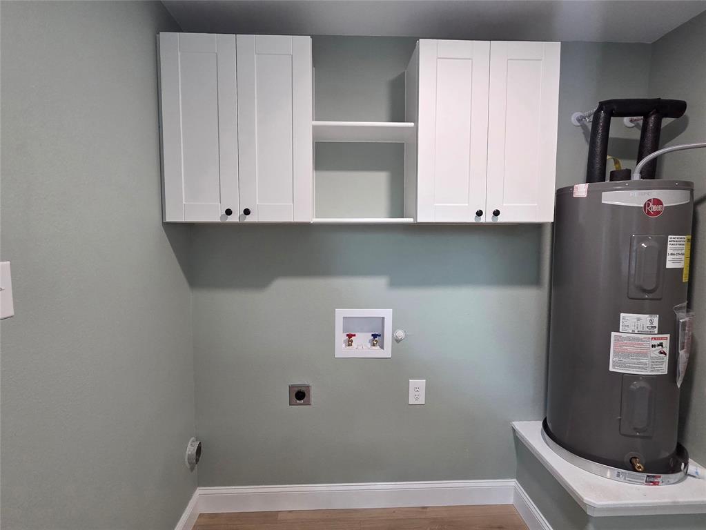 1745 East Cherry Street Paris, TX 75460 - Photo 31 of 40 a bathroom with a bathtub and cabinets