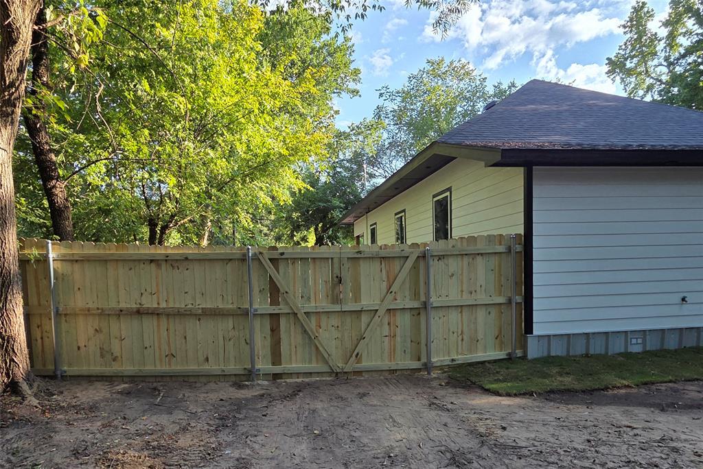 1745 East Cherry Street Paris, TX 75460 - Photo 35 of 40 a backyard of a house