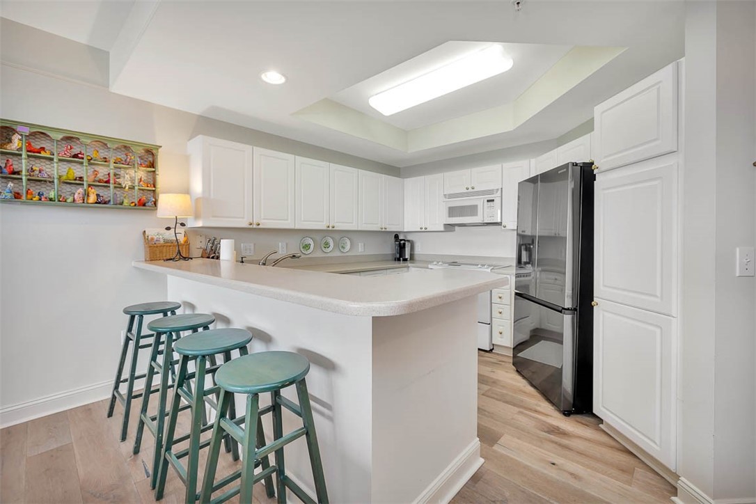 1400 Ocean Boulevard, Unit 219 St. Simons Island, GA 31522 - Photo 21 of 34 Kitchen with eat-in counter