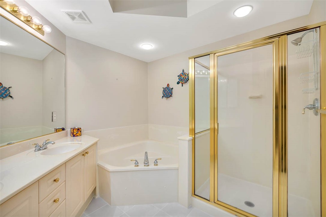 1400 Ocean Boulevard, Unit 219 St. Simons Island, GA 31522 - Photo 9 of 34 Primary Bathroom with garden tub