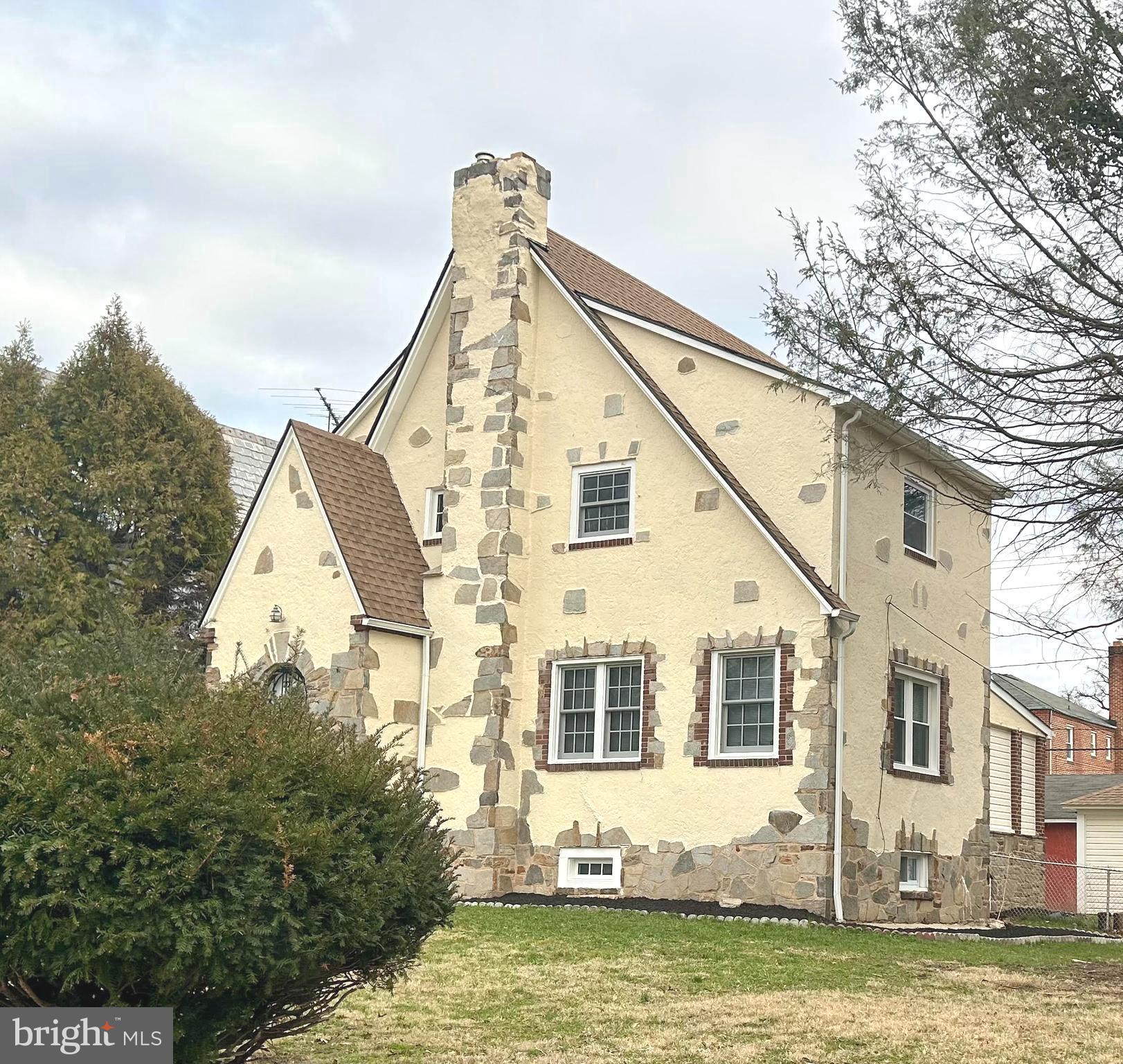 a view of a house with backyard