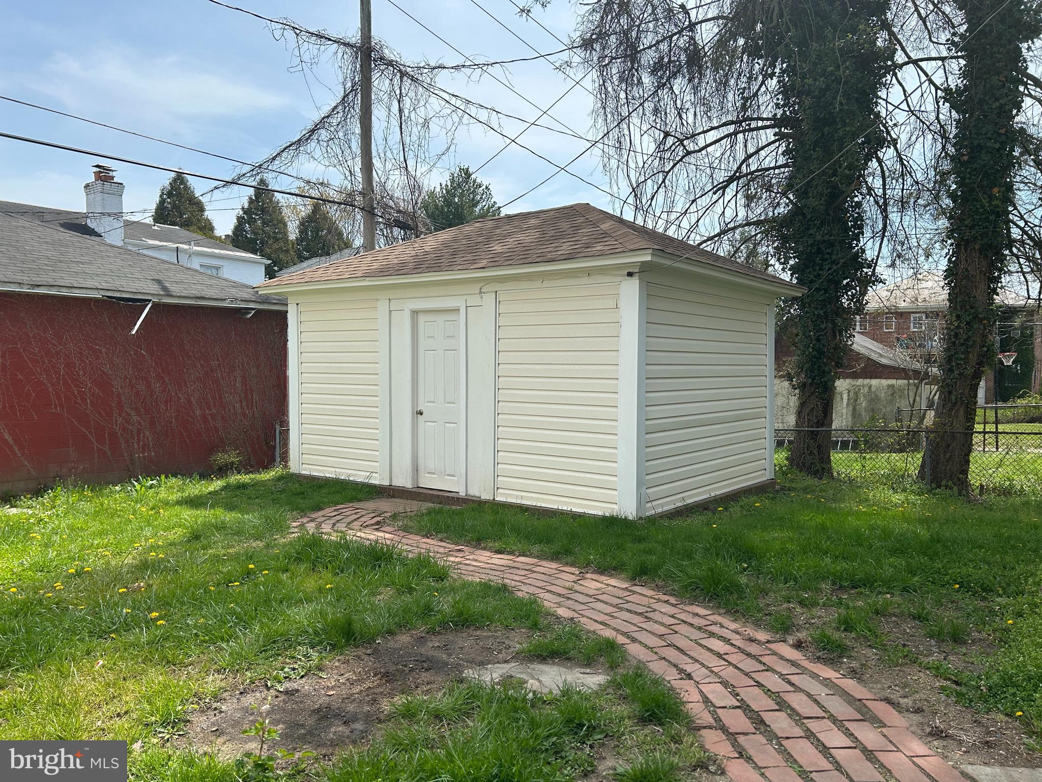 3405 Dennlyn Road Baltimore, MD 21215 - Photo 15 of 20 a white house that has tree in front of it
