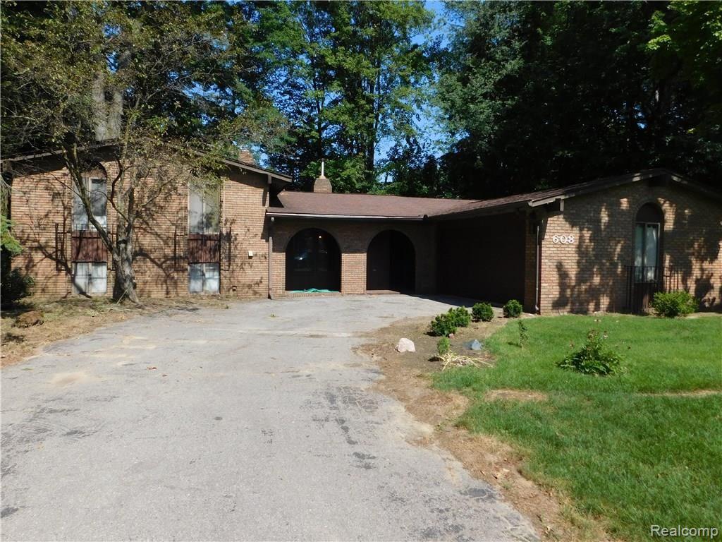 608 Lake Forest Road Rochester Hills, MI 48309 - Photo 2 of 19