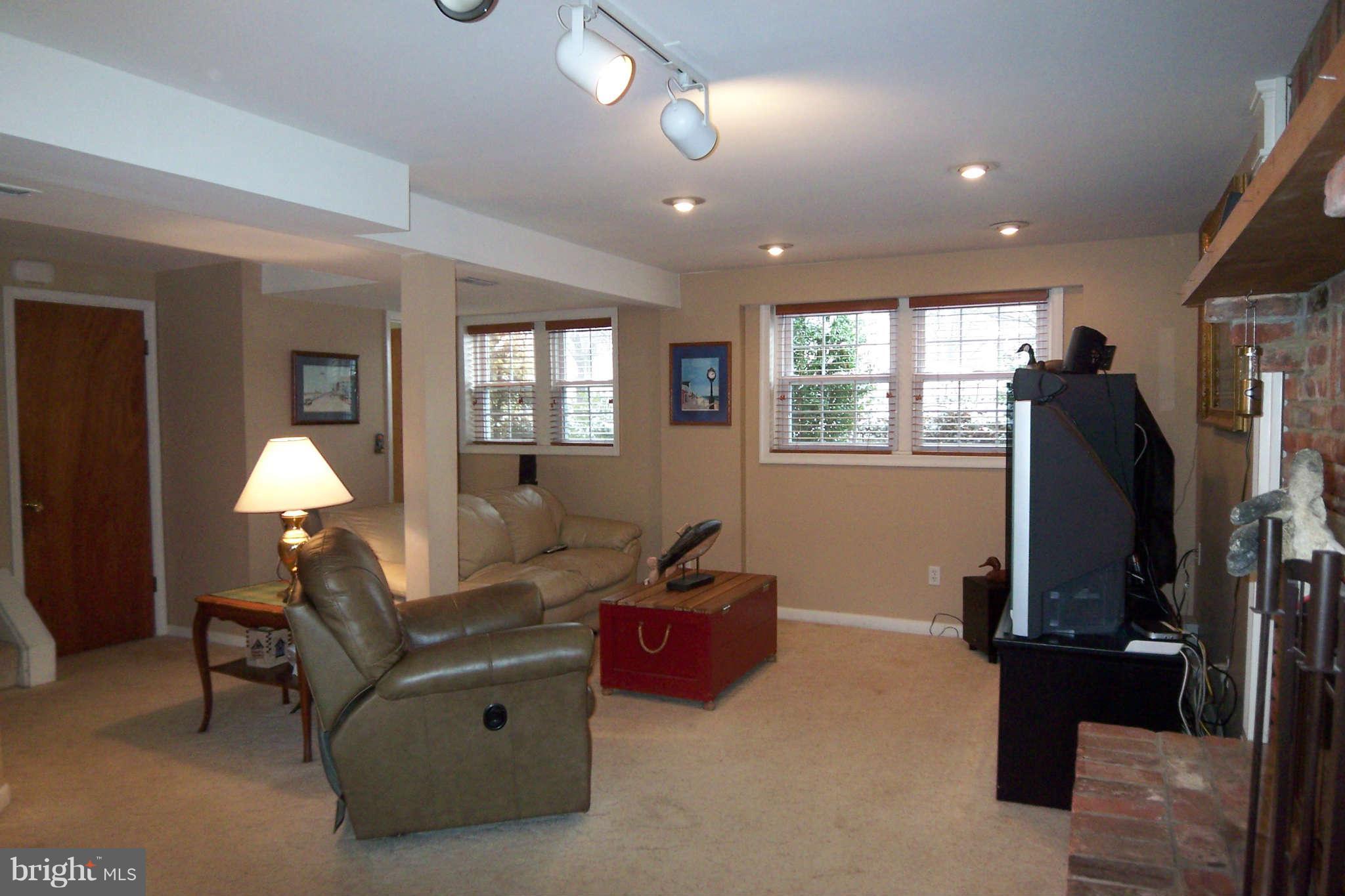 427 Manor Road Arnold, MD 21012 - Photo 16 of 30 Family Room
