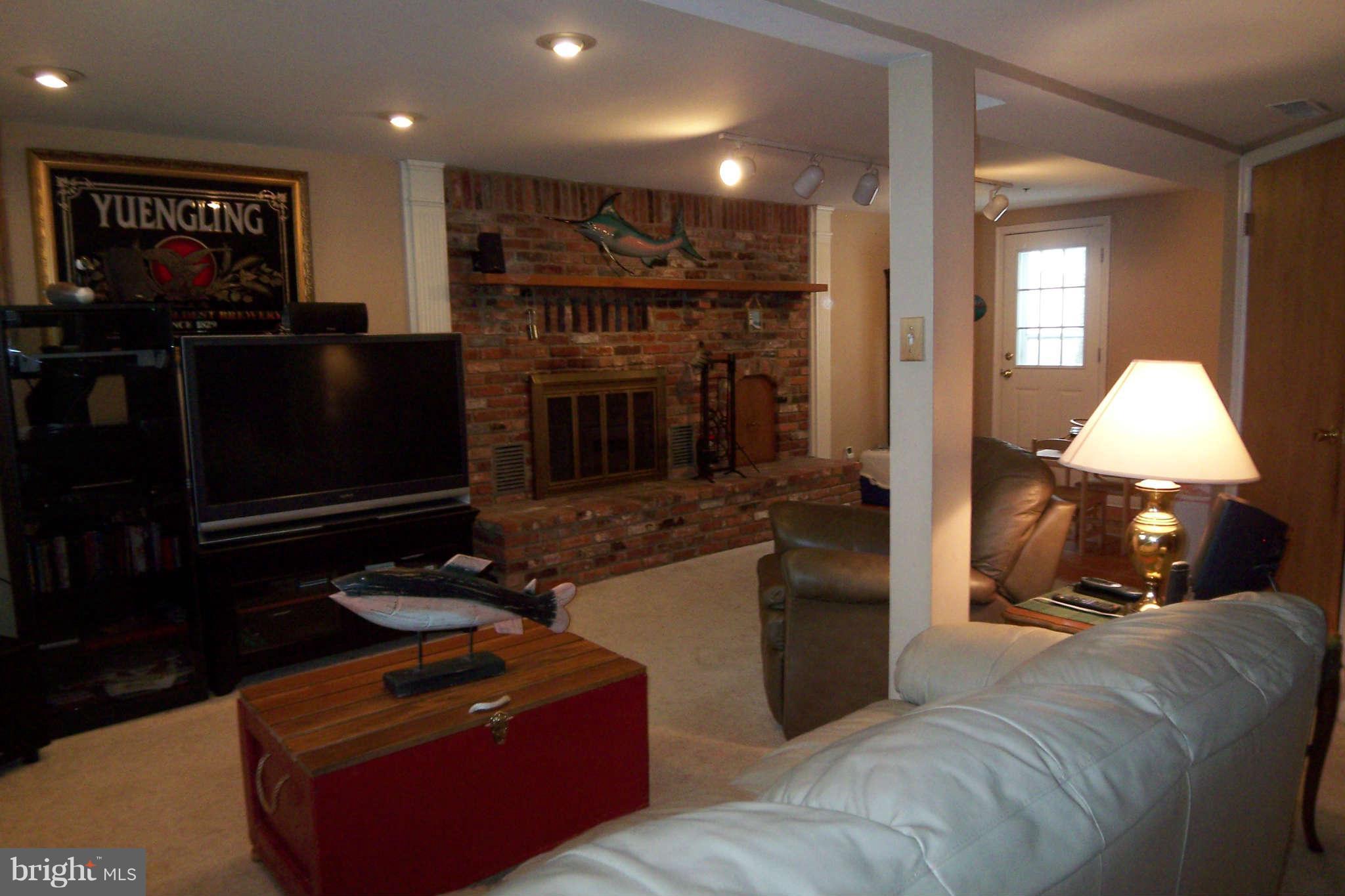 427 Manor Road Arnold, MD 21012 - Photo 17 of 30 Family Room