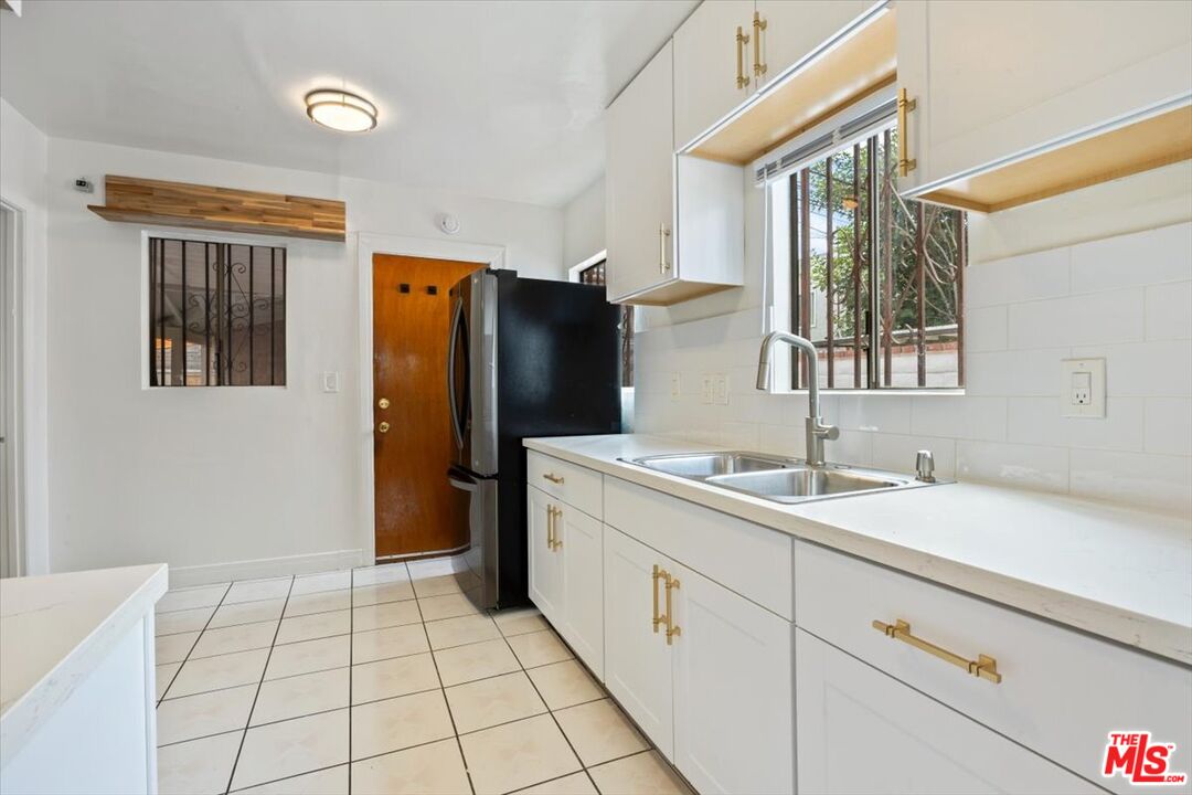 2840 South Mansfield Avenue Los Angeles, CA 90016 - Photo 18 of 50 a spacious bathroom with a granite countertop sink and a mirror