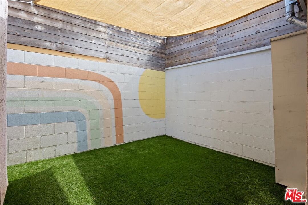 2840 South Mansfield Avenue Los Angeles, CA 90016 - Photo 36 of 50 a view of outdoor space and yard