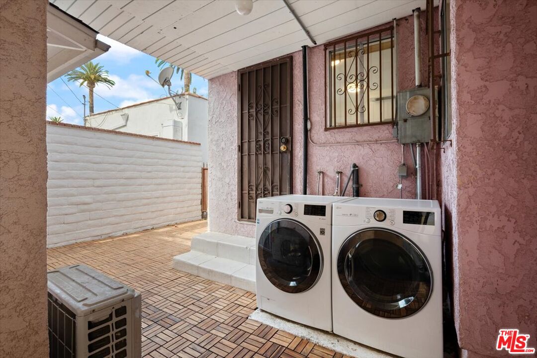 2840 South Mansfield Avenue Los Angeles, CA 90016 - Photo 37 of 50 a utility room with dryer and washer