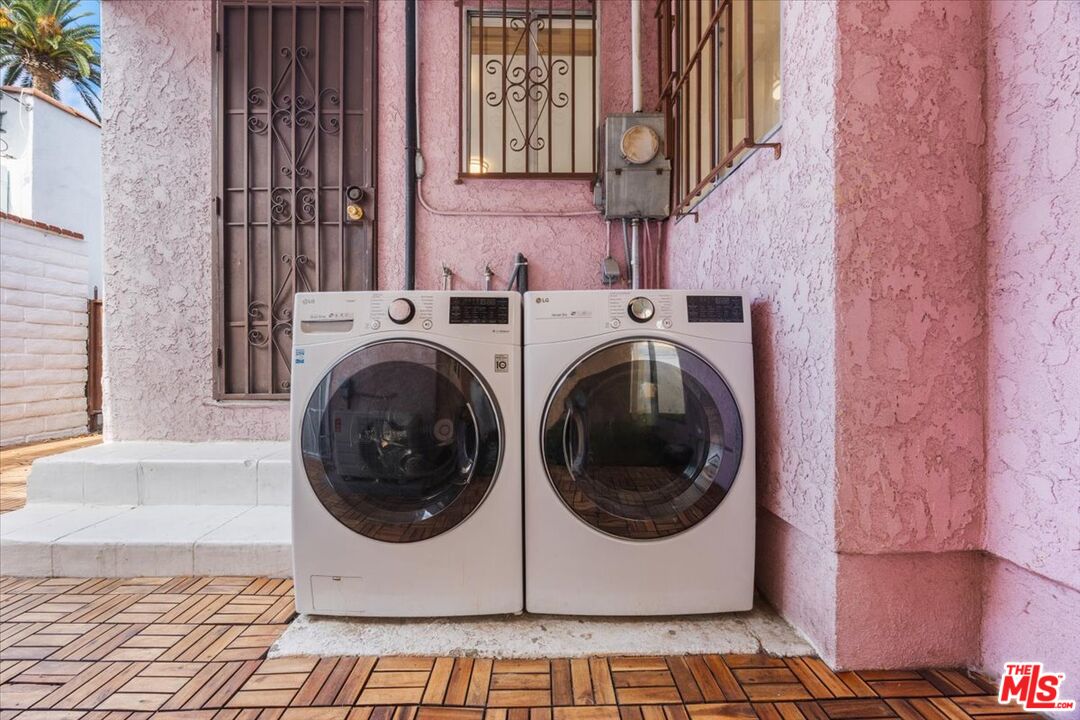 2840 South Mansfield Avenue Los Angeles, CA 90016 - Photo 38 of 50 a utility room with dryer and washer