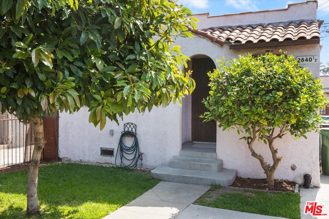 2840 South Mansfield Avenue Los Angeles, CA 90016 - Photo 48 of 50 a house view with a garden space