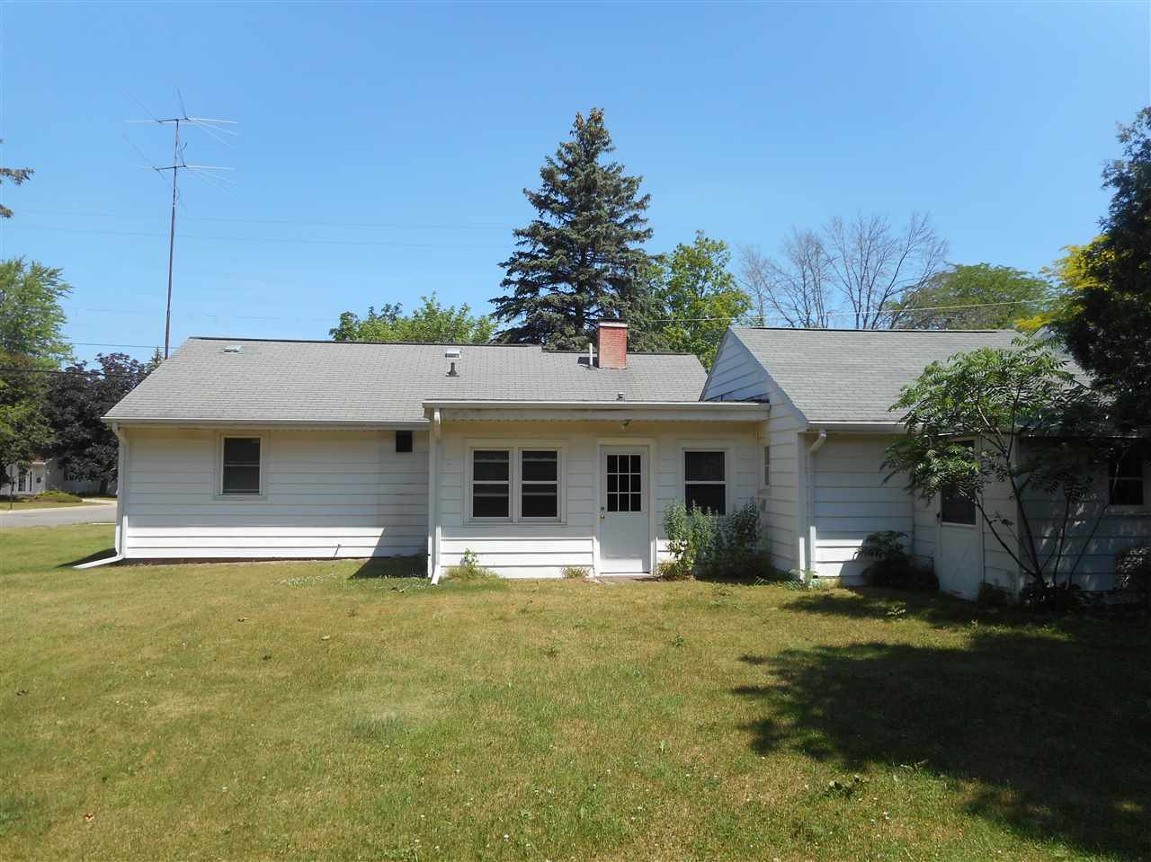 423 John R Street Clare, MI 48617 - Photo 3 of 16 1835306-2.JPG