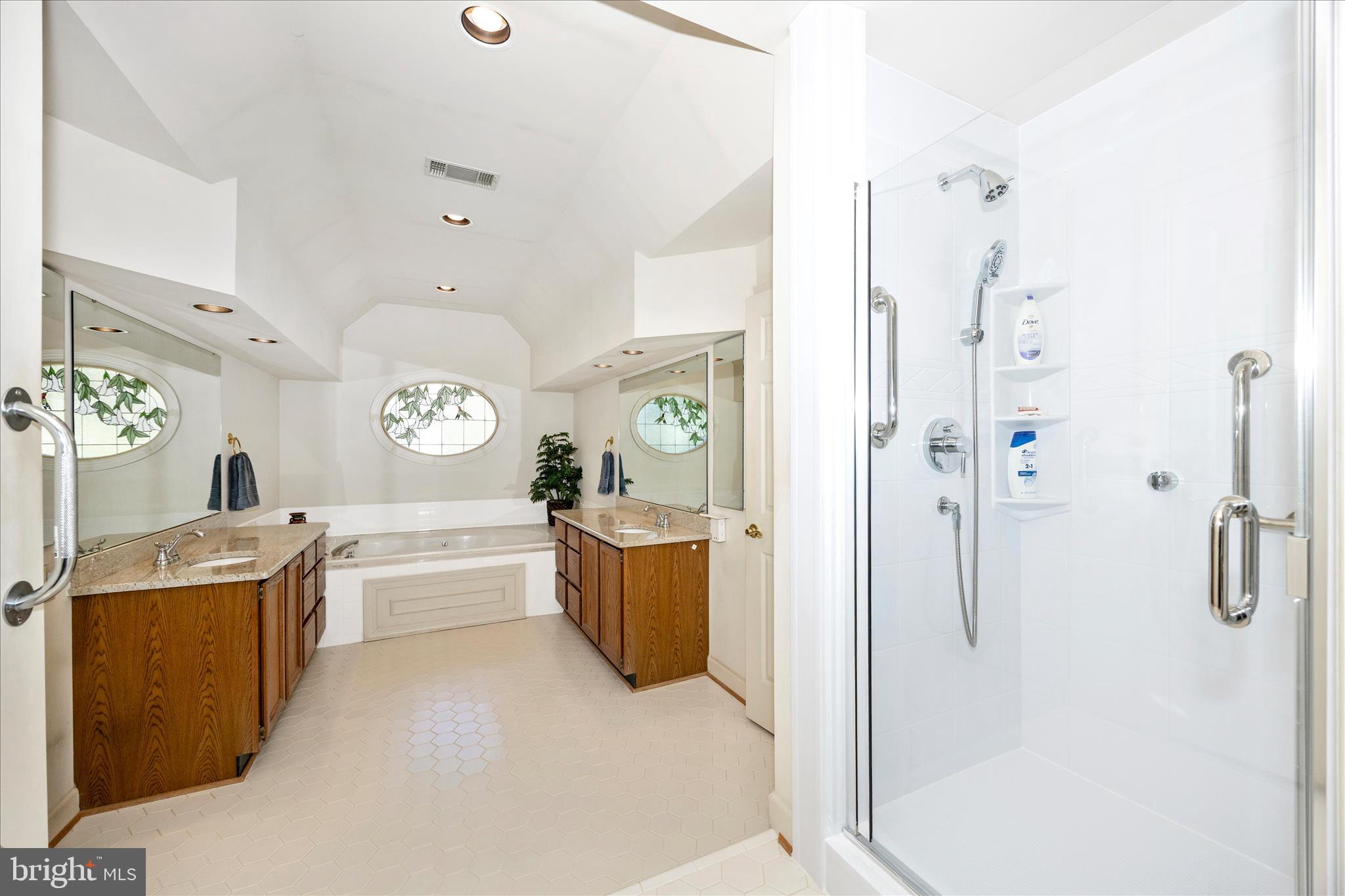 19808 Falling Spring Court Gaithersburg, MD 20882 - Photo 22 of 69 Primary Bathroom