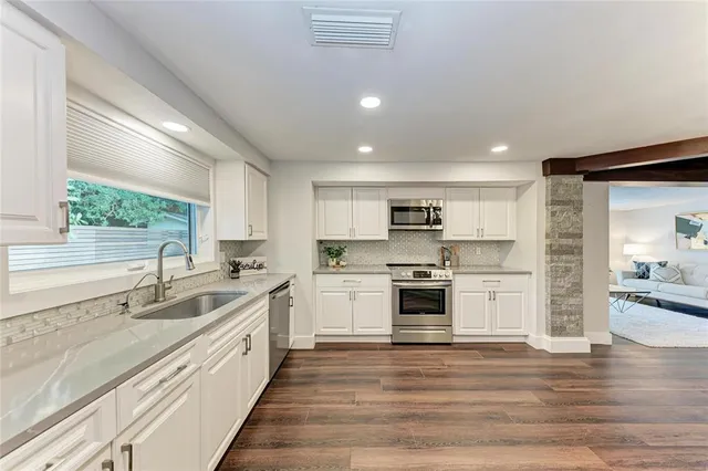 $719,300 | 2132 Hyde Park Circle, Sarasota, FL 34239