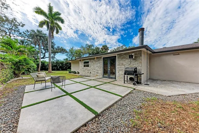 $719,300 | 2132 Hyde Park Circle, Sarasota, FL 34239