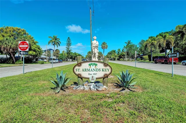 $719,300 | 2132 Hyde Park Circle, Sarasota, FL 34239