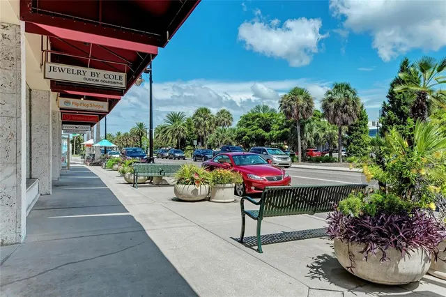 $719,300 | 2132 Hyde Park Circle, Sarasota, FL 34239