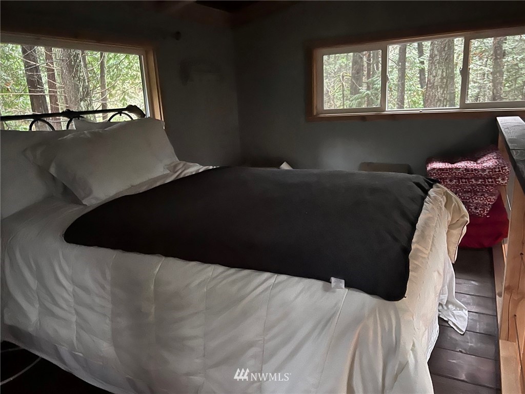 462 Moose Trail Point Roberts, WA 98281 - Photo 8 of 17 a close up of a bed