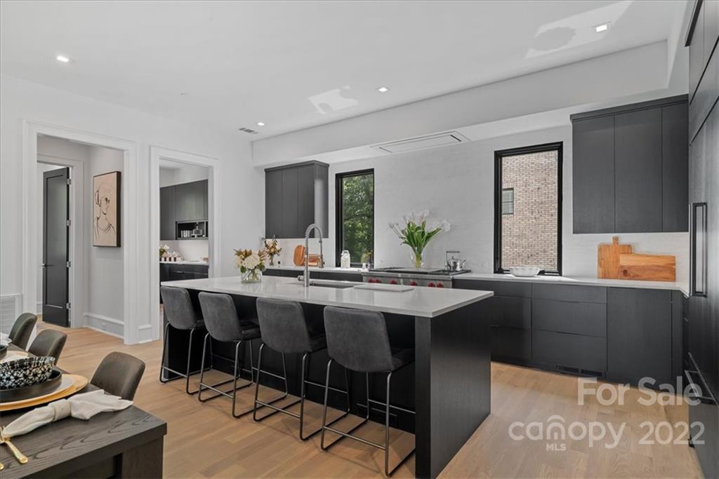 616 Queens Road Charlotte, NC 28204 - Photo 2 of 38 a kitchen with a table and chairs in it