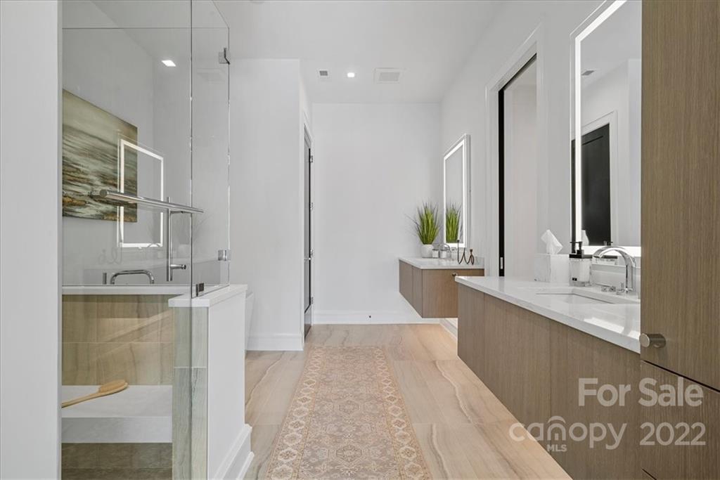 616 Queens Road Charlotte, NC 28204 - Photo 22 of 38 a bathroom with a tub sink and mirror