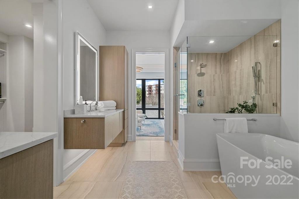 616 Queens Road Charlotte, NC 28204 - Photo 24 of 38 a bathroom with a tub a sink and mirror