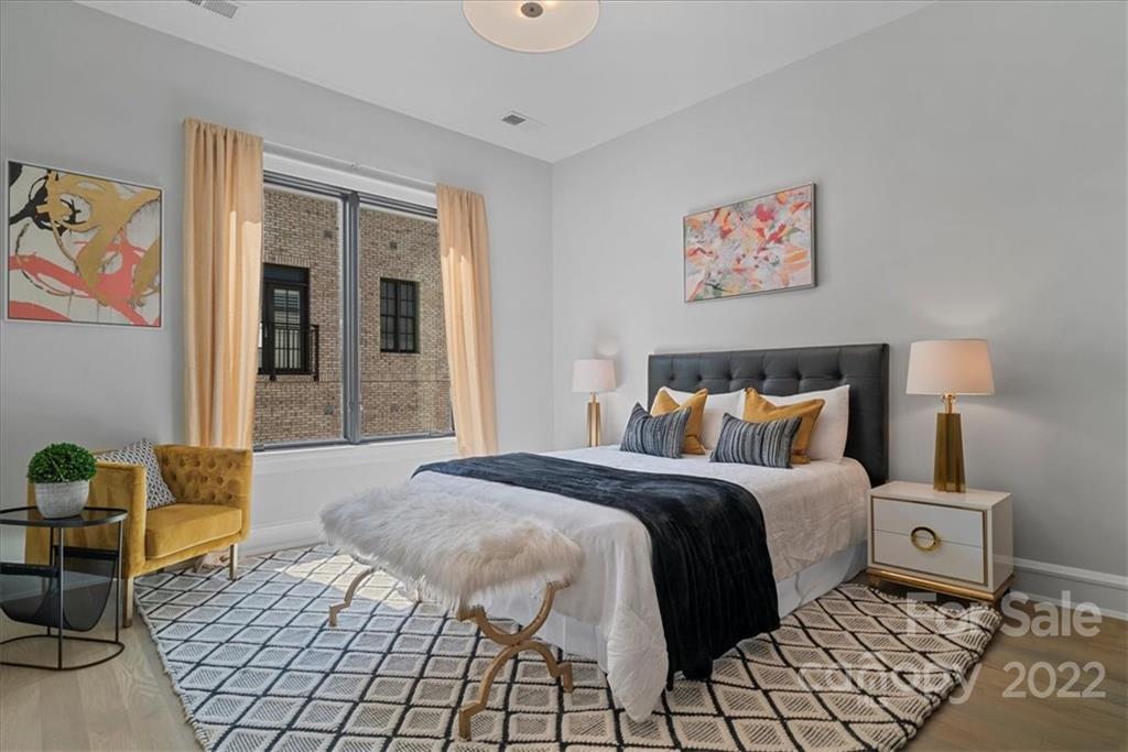 616 Queens Road Charlotte, NC 28204 - Photo 36 of 38 a bedroom with a bed and lamp
