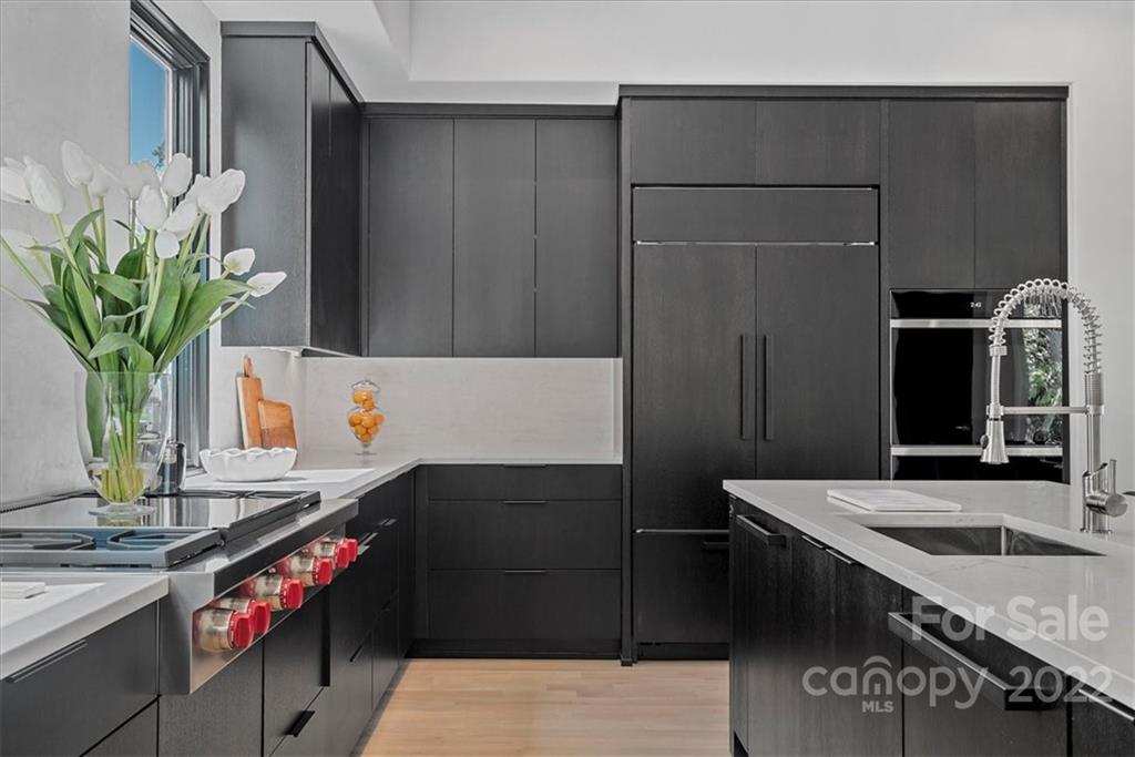 616 Queens Road Charlotte, NC 28204 - Photo 5 of 38 a kitchen with a sink and a refrigerator