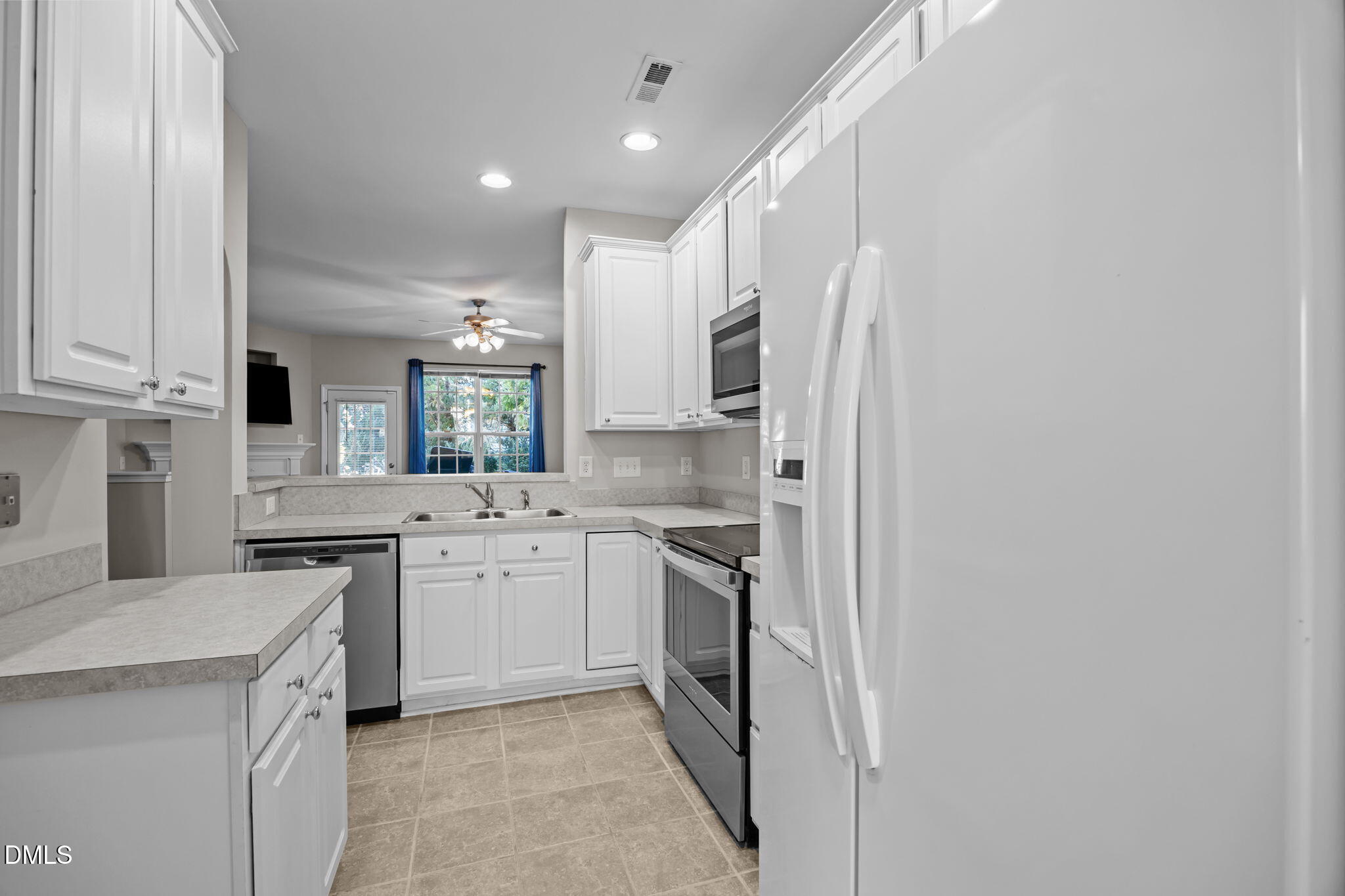 7704 Winners Edge Street Raleigh, NC 27617 - Photo 11 of 32 Kitchen Opens to Family Room
