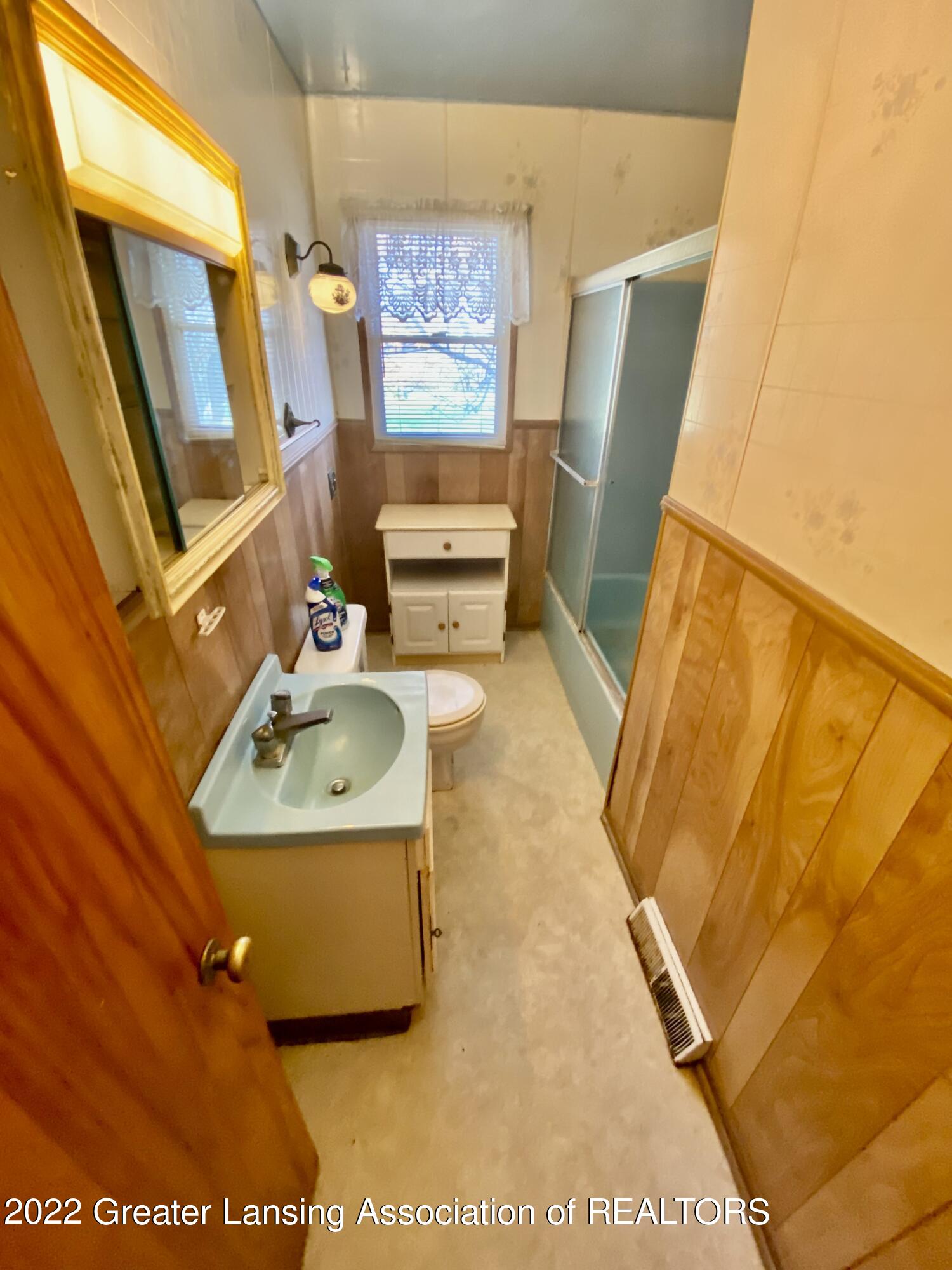 2210 South Cochran Road, Unit R4 Charlotte, MI 48813 - Photo 10 of 25 Main Bath