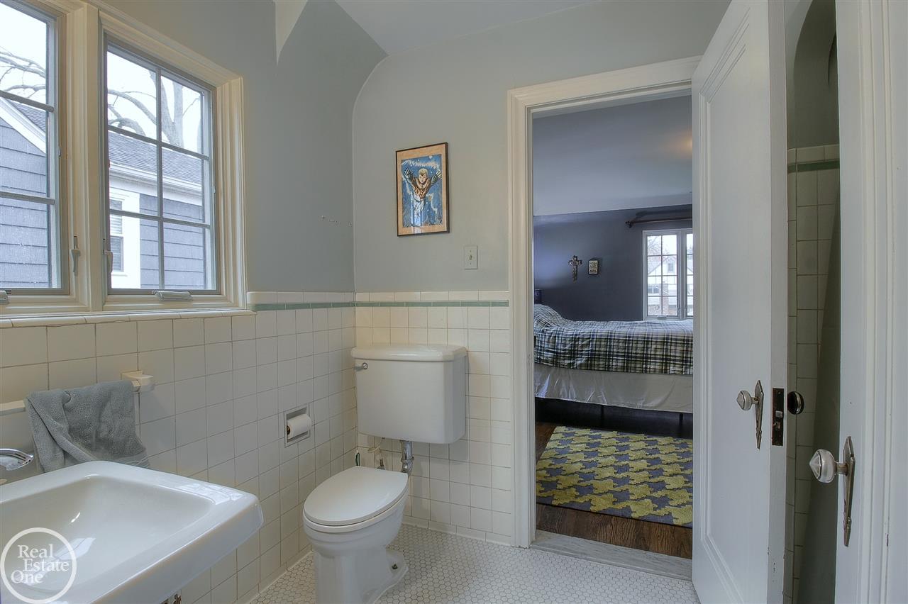 667 Lincoln Road Grosse Pointe, MI 48230 - Photo 23 of 34 31365479-22.JPG