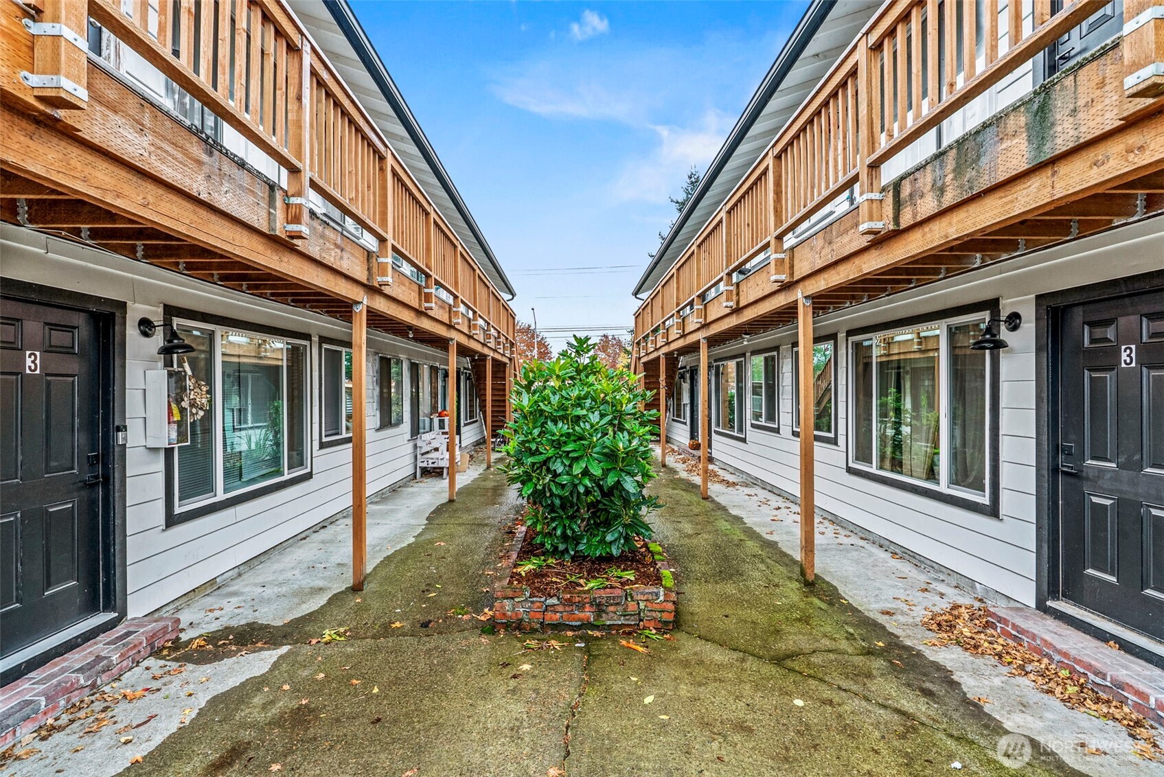947 7th Avenue Longview, WA 98632 - Photo 11 of 13 a view of a pathway of a building