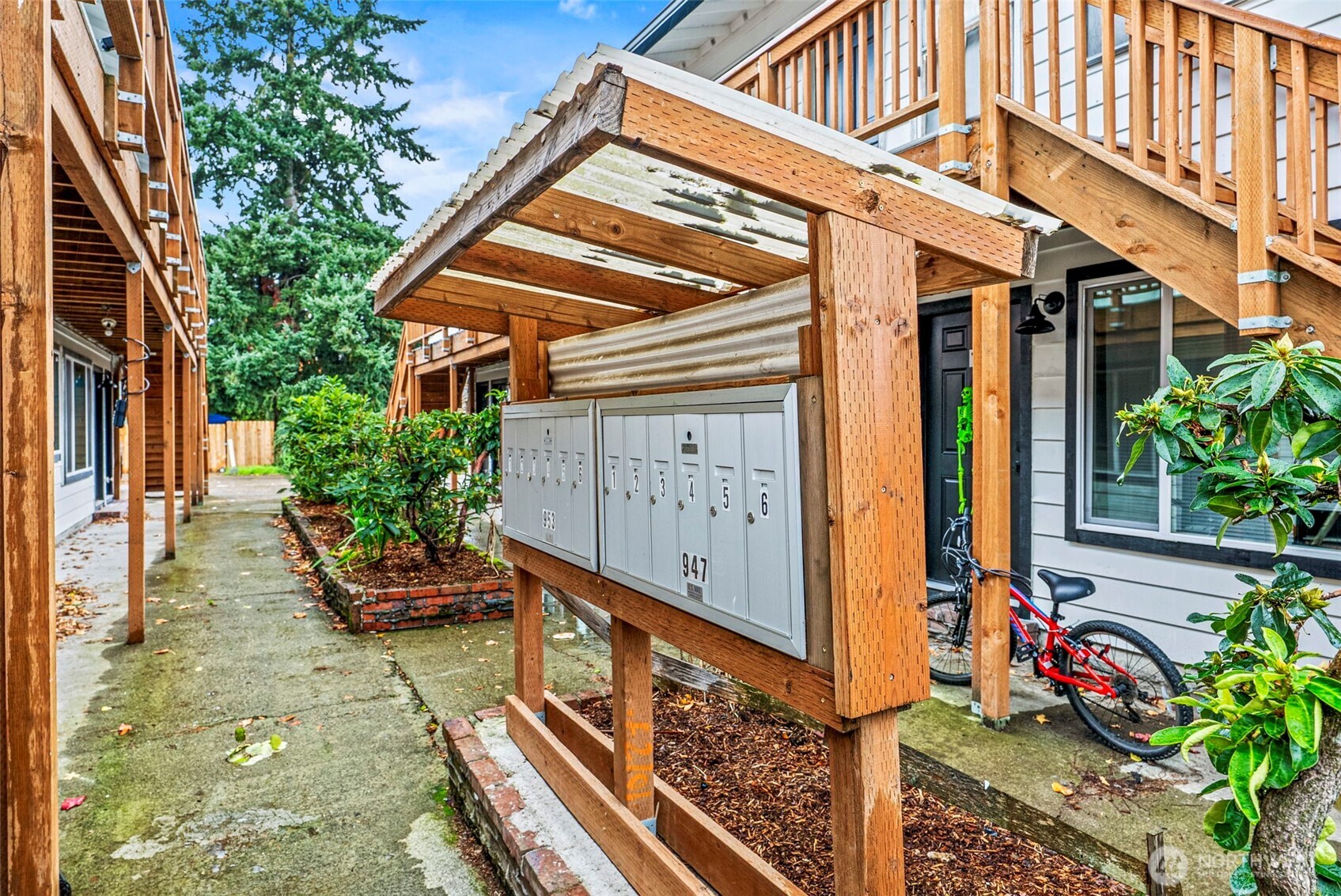 947 7th Avenue Longview, WA 98632 - Photo 6 of 13 a view of an entryway of the house