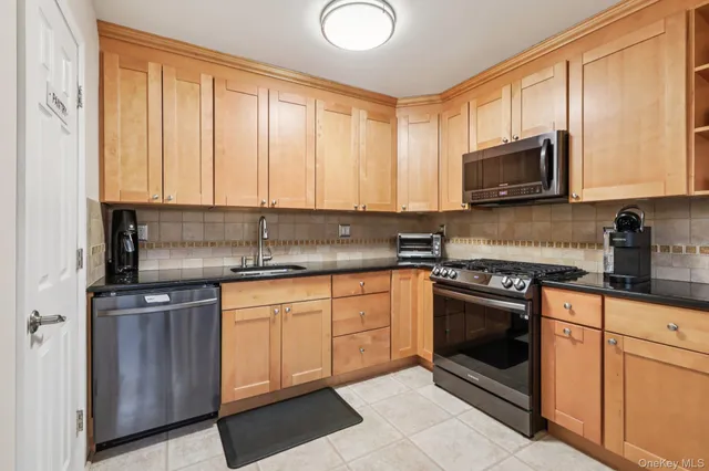 $840,000 | 4 Austin Way, Tappan, NY 10983