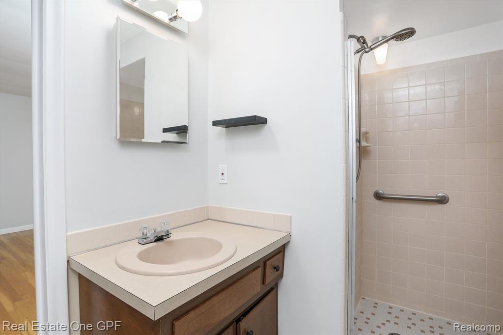 724 South Rosedale Court Grosse Pointe Woods, MI 48080 - Photo 24 of 31