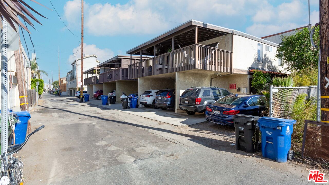 3809 Gran Corso Venice, CA 90292 - Photo 2 of 19 a view of street with cars