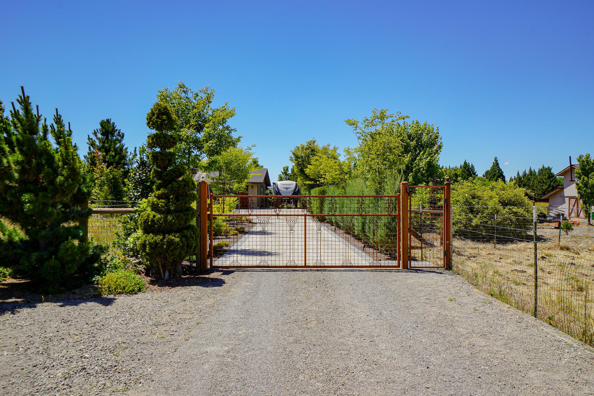 998 West Justice Road Central Point, OR 97502 - Photo 57 of 61 Gated entryway