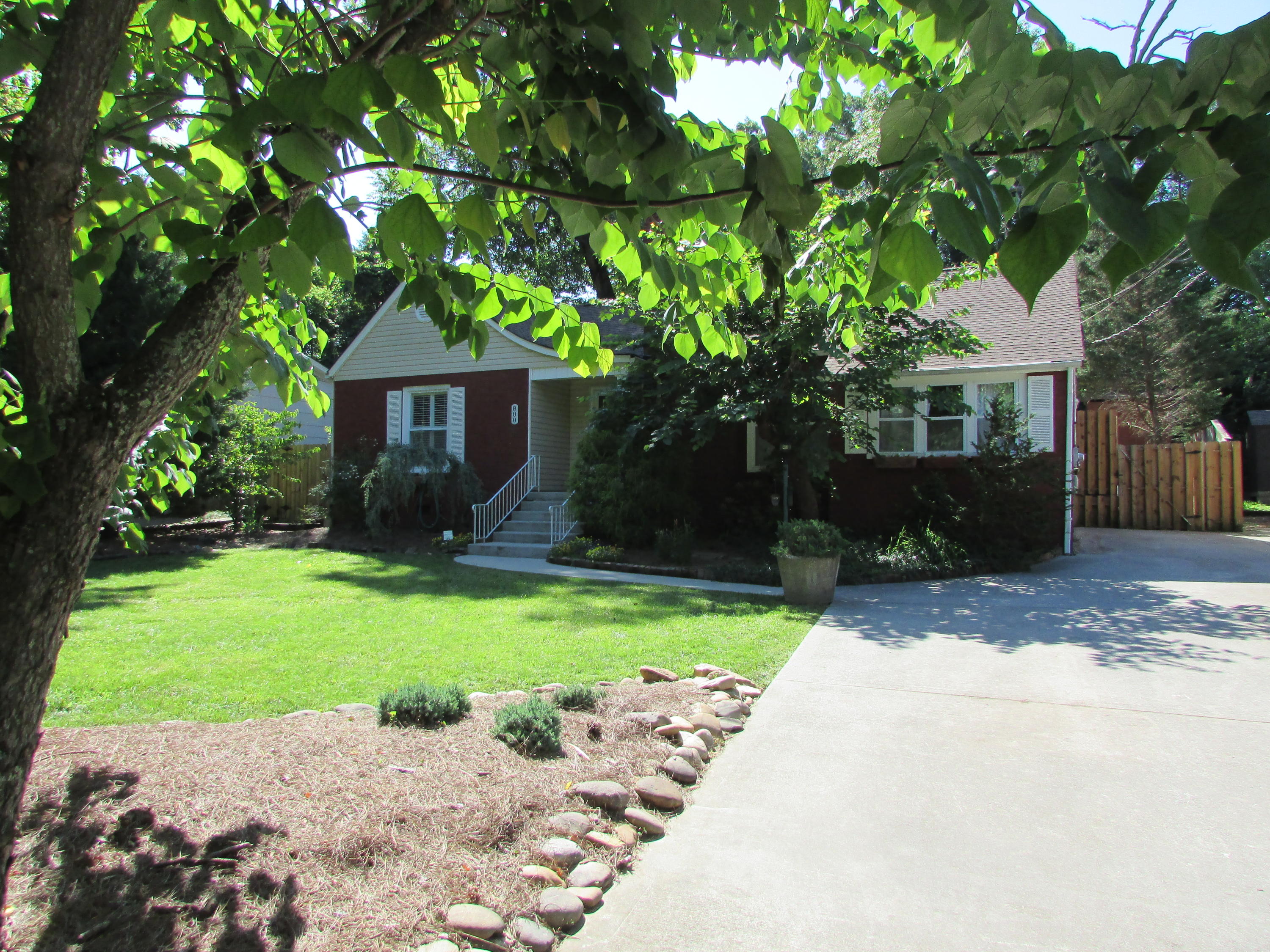 800 Kesterson Road Knoxville, TN 37918 - Photo 3 of 37 2016-06-08 001