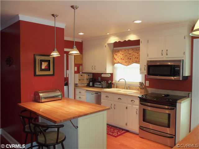 2565 Pilkington Road Powhatan, VA 23139 - Photo 4 of 12 Kitchen - Kitchen with new cabinets with custom ha