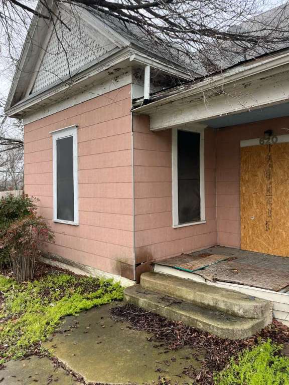 620 Washburn Street Taylor, TX 76574 - Photo 7 of 14 a front view of a house