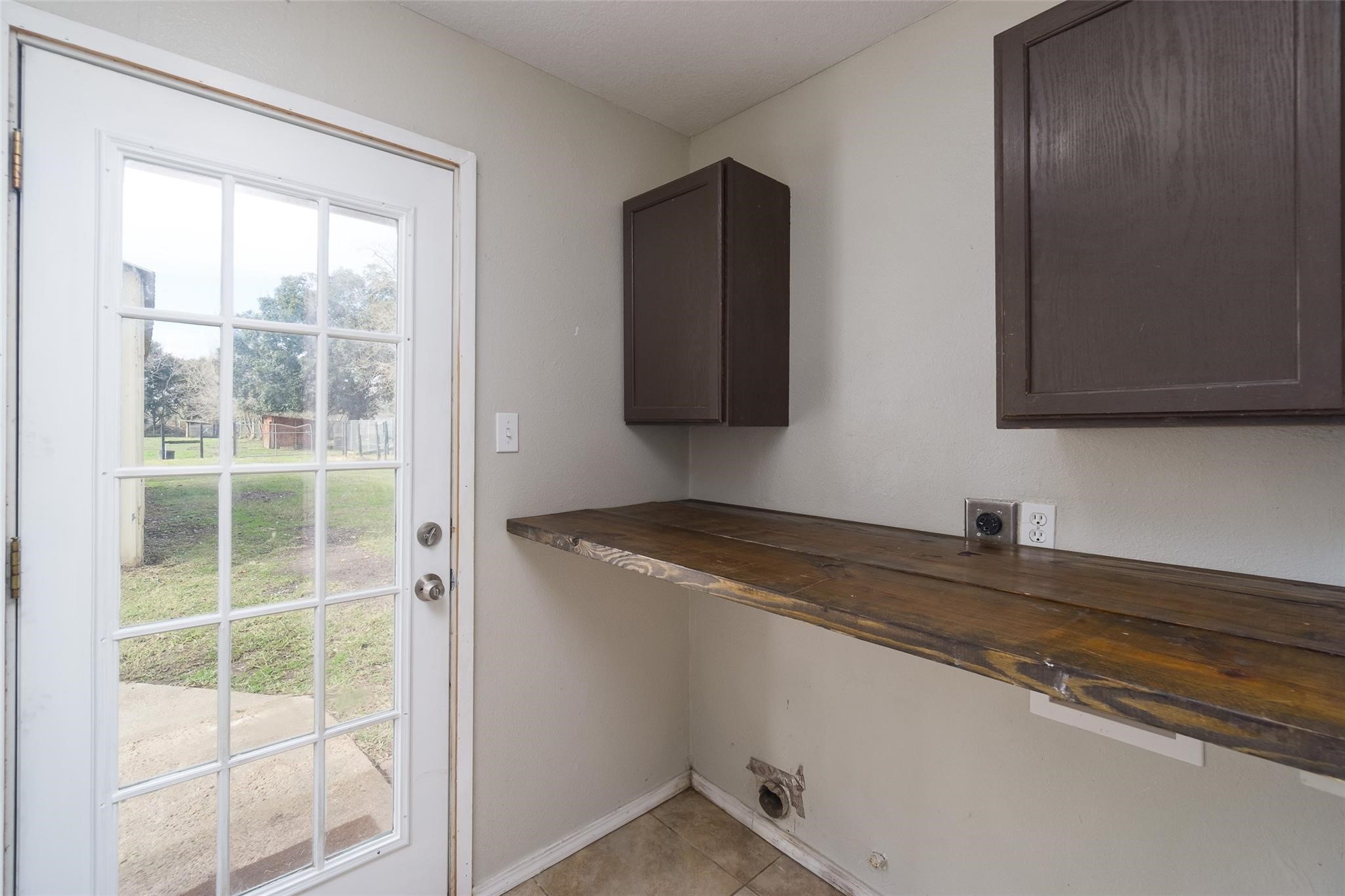 4604 South Tower Road Santa Fe, TX 77517 - Photo 11 of 28 a kitchen with a sink and a mirror