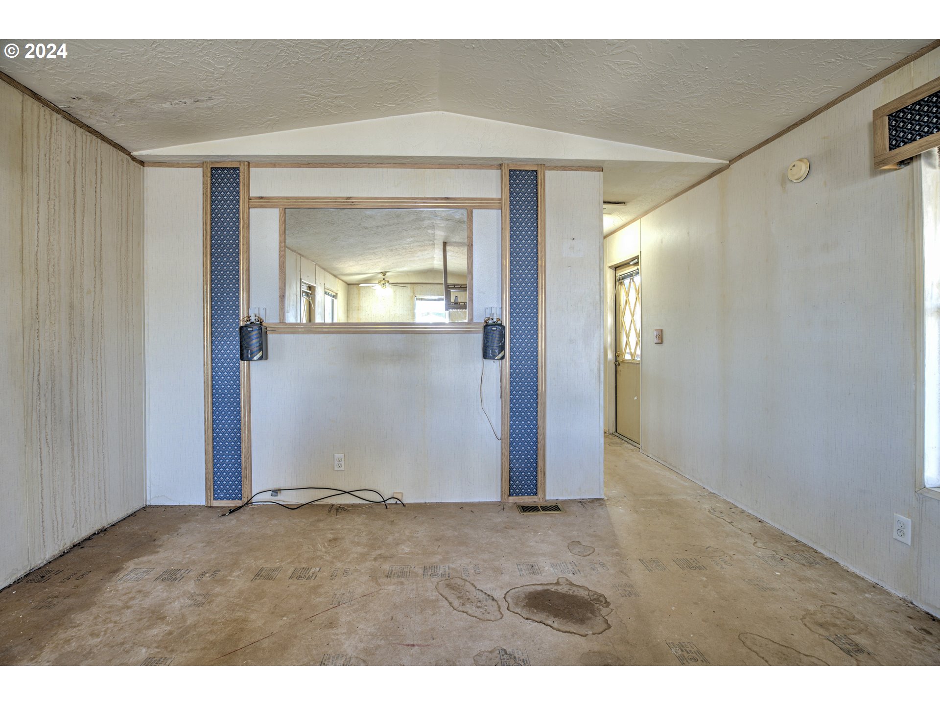 19605 River Road Gladstone, OR 97027 - Photo 14 of 21 a view of a small space