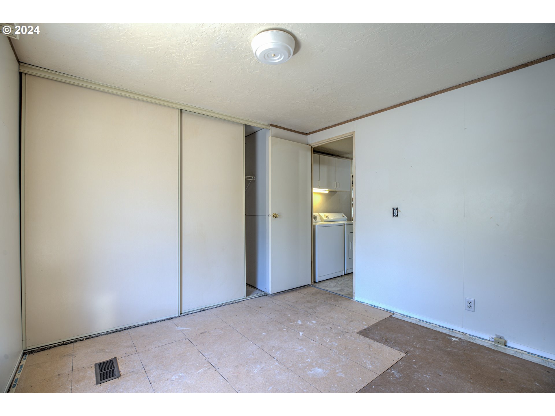 19605 River Road Gladstone, OR 97027 - Photo 16 of 21 a view of an empty room
