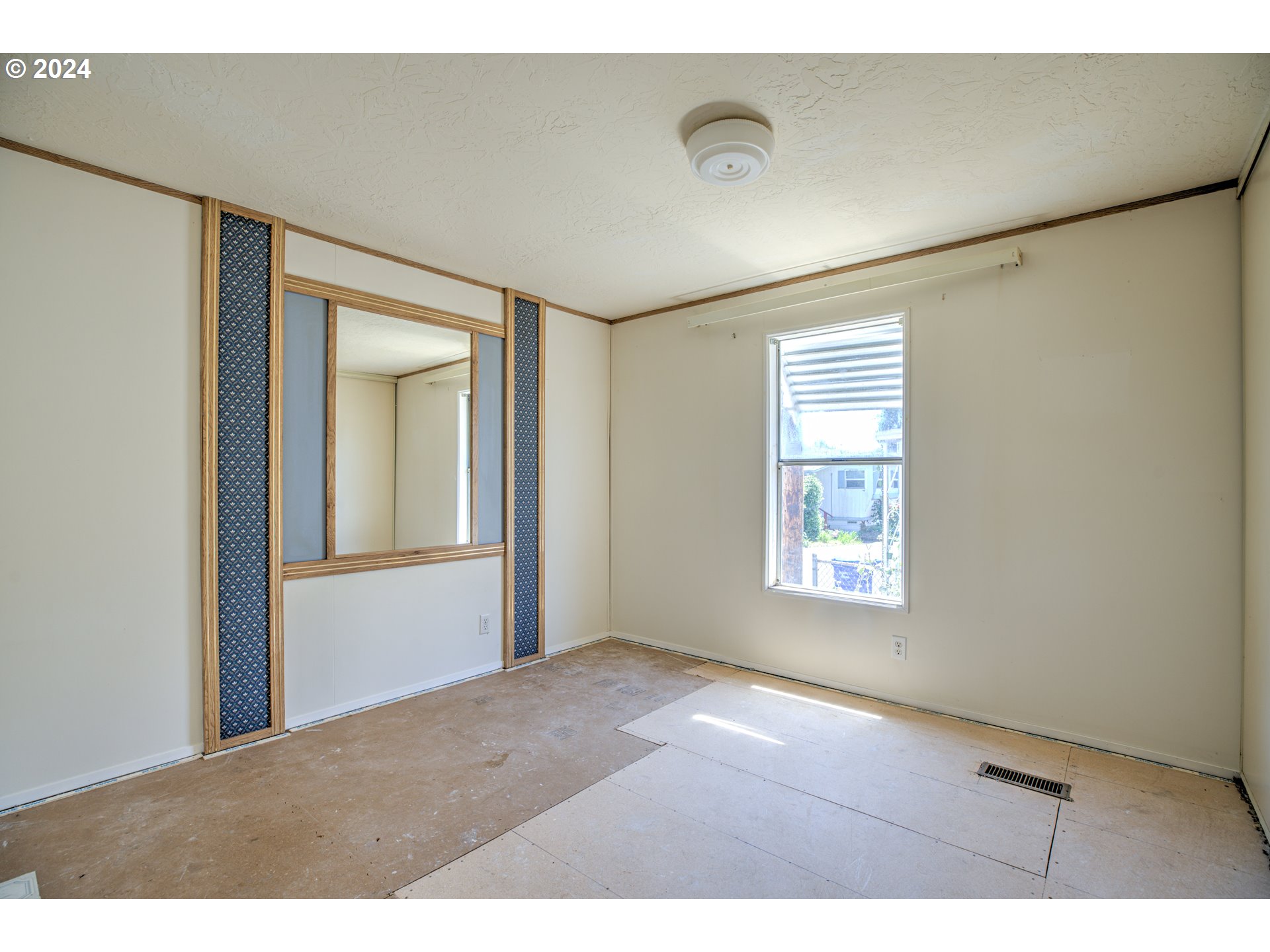 19605 River Road Gladstone, OR 97027 - Photo 17 of 21 a view of an empty room with a window