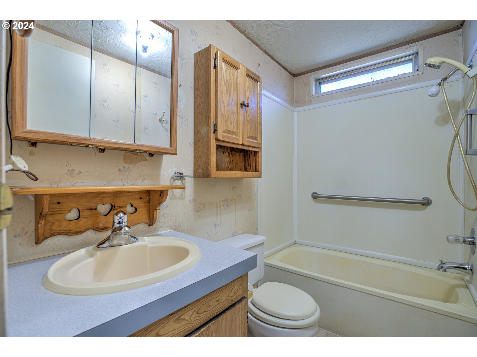 19605 River Road Gladstone, OR 97027 - Photo 20 of 21 a bathroom with a sink a toilet and shower