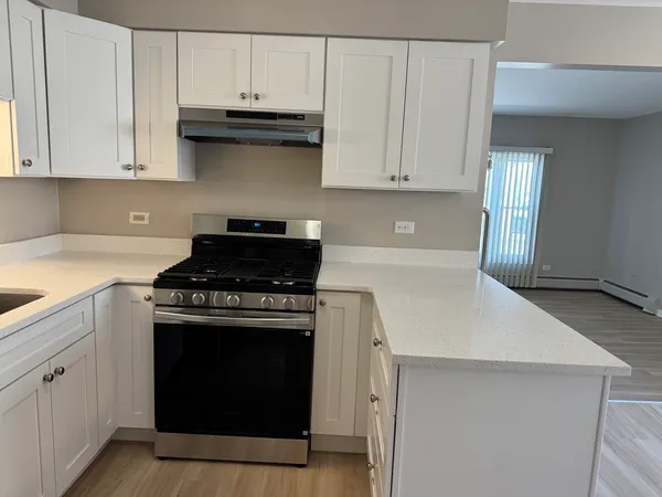 $2,000 | 7033 99th Street, Unit 2E, Chicago Ridge, IL 60415