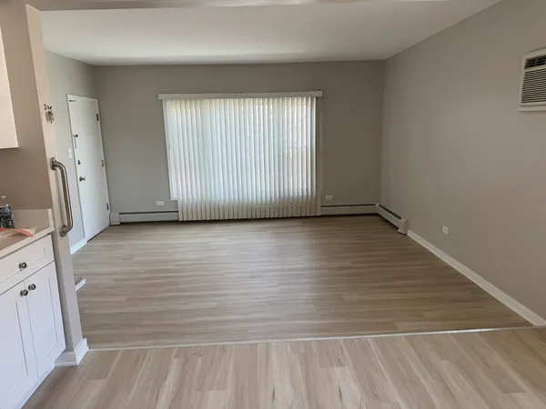 $2,000 | 7033 99th Street, Unit 2E, Chicago Ridge, IL 60415