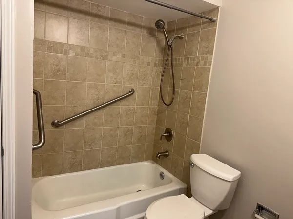$2,000 | 7033 99th Street, Unit 2E, Chicago Ridge, IL 60415