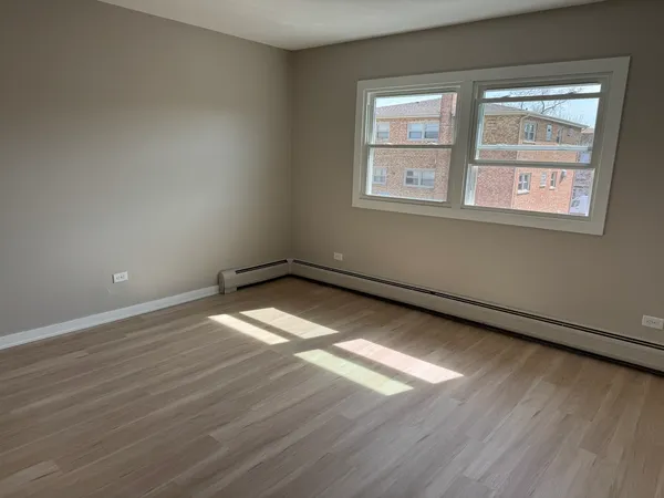 $2,000 | 7033 99th Street, Unit 2E, Chicago Ridge, IL 60415