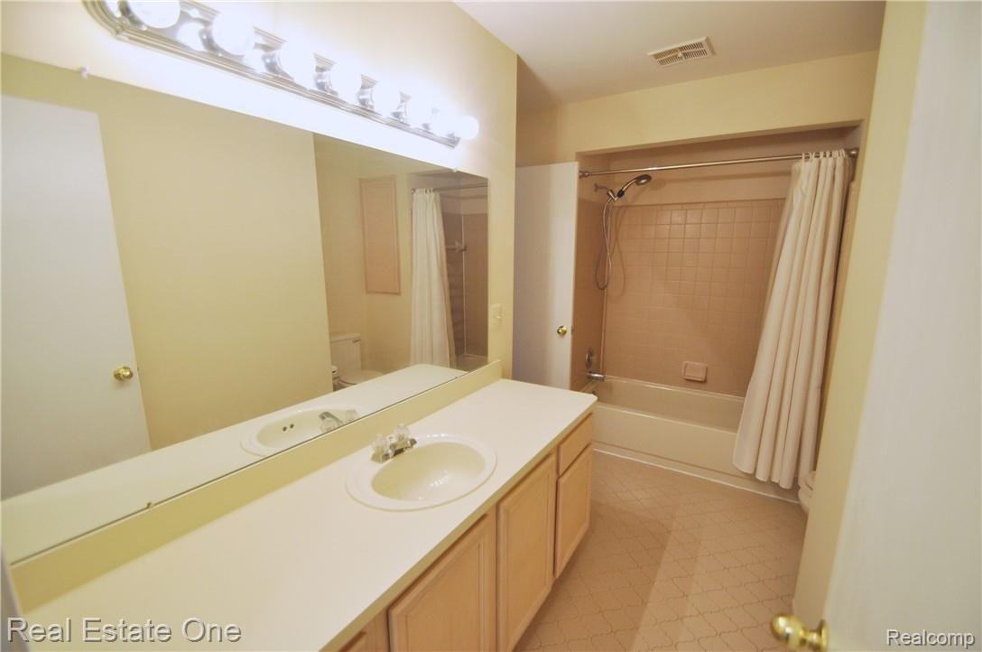 1638 River View Drive, Unit 41 Rochester, MI 48309 - Photo 20 of 31 24.JPG